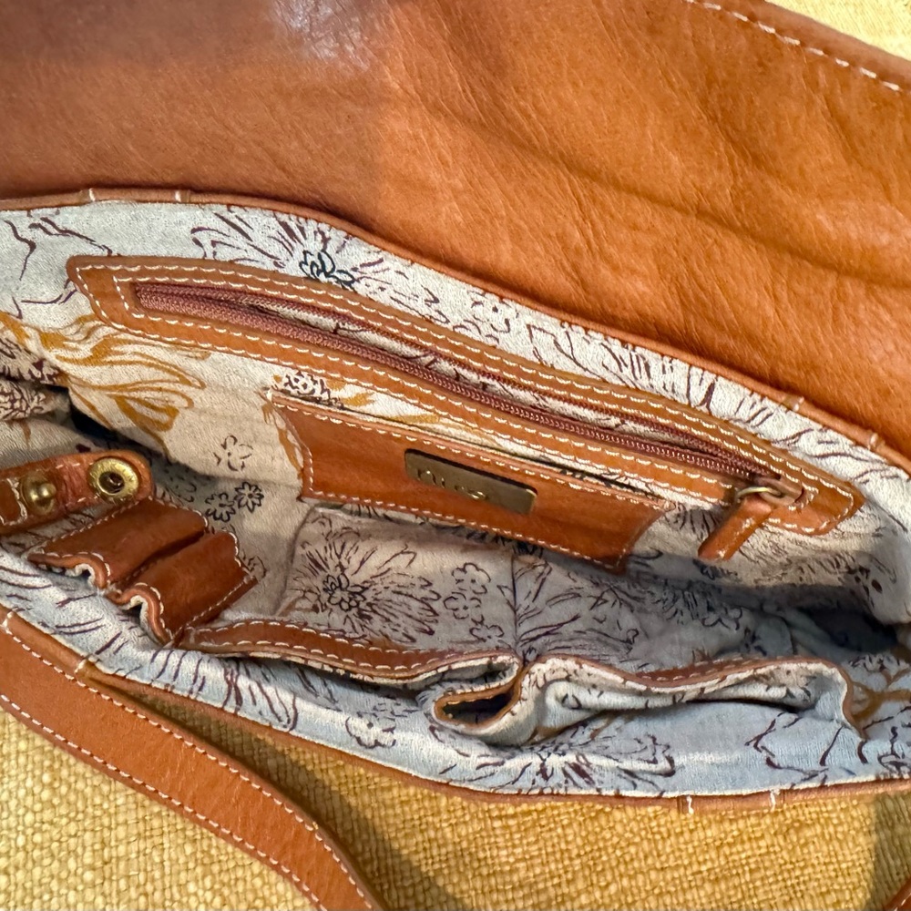 Elegant Cognac Leather Shoulder Bag with Buckle Accents - Picture 4 of 6